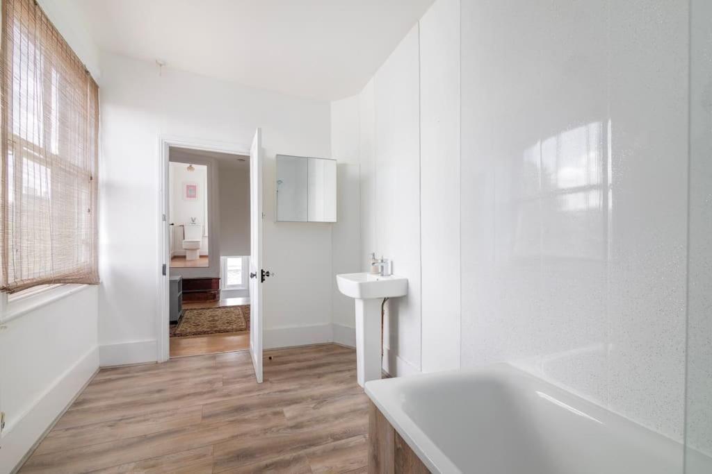 Modern 3-bedroom Haven In Vibrant Brixton Apartment London