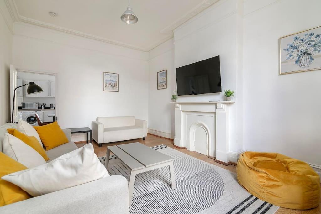 Modern 3-bedroom Haven In Vibrant Brixton Apartment *