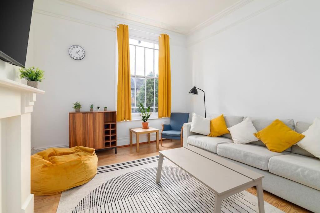 Modern 3-bedroom Haven In Vibrant Brixton Apartment