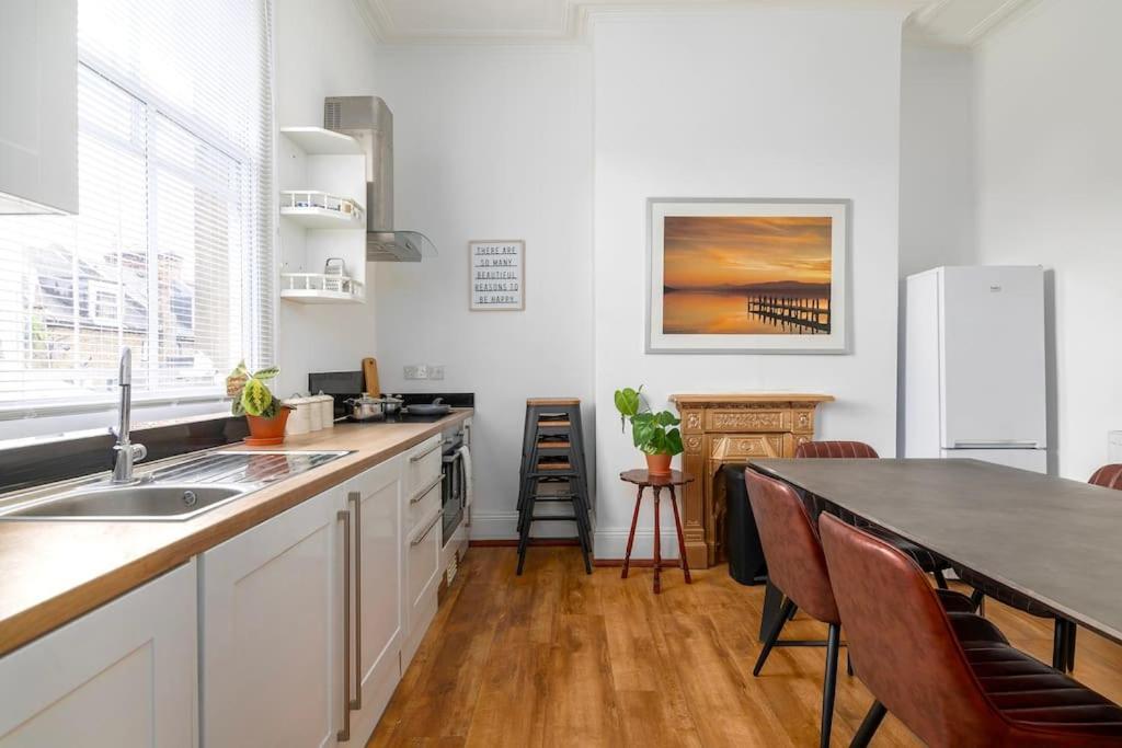 Modern 3-bedroom Haven In Vibrant Brixton Apartment *