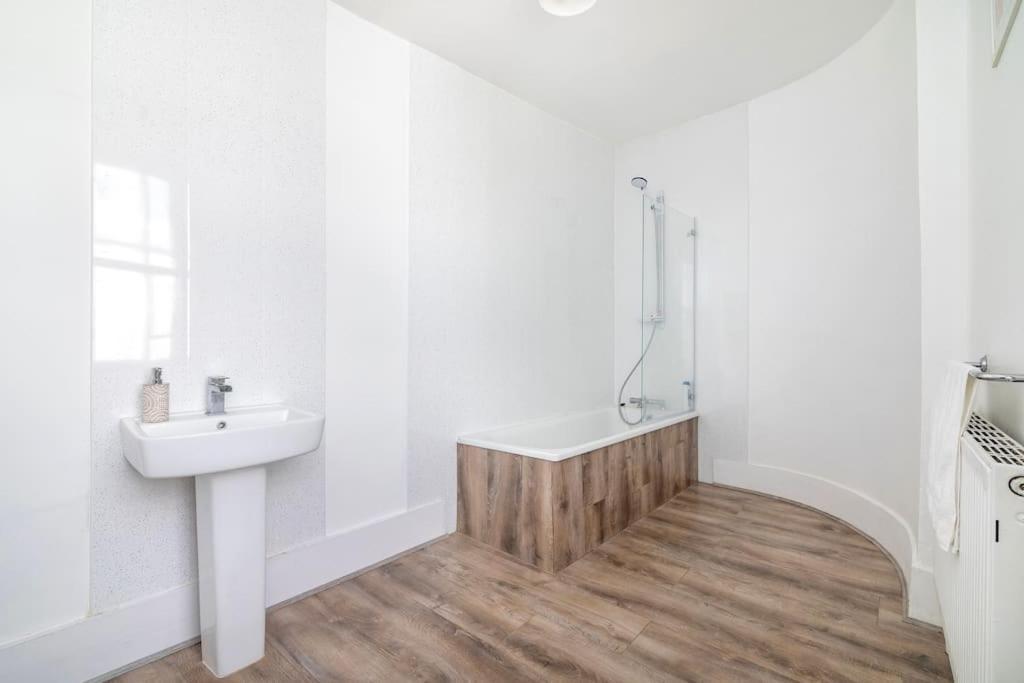Modern 3-bedroom Haven In Vibrant Brixton Apartment