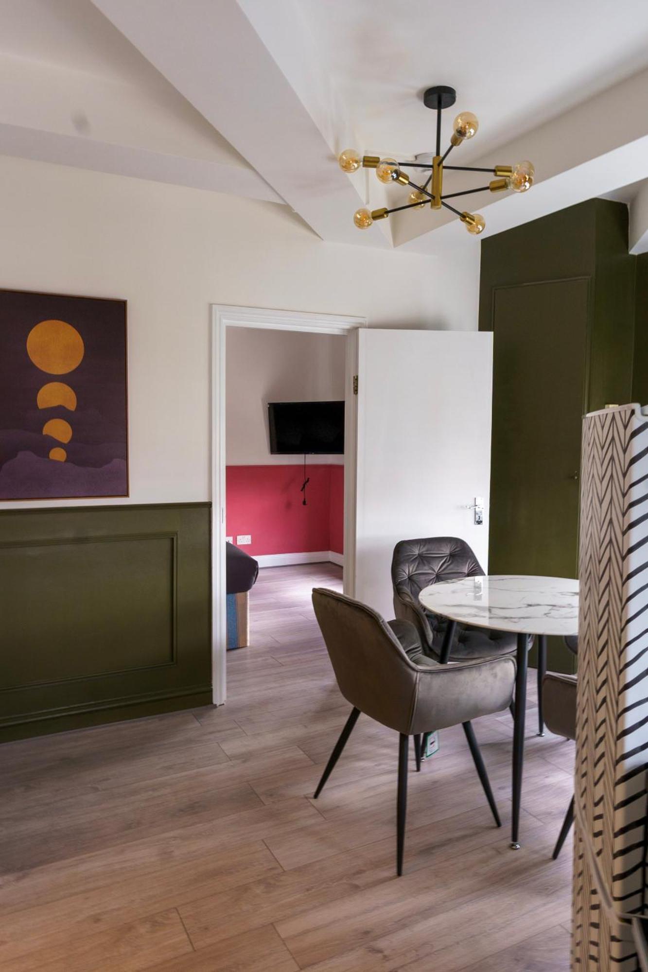 Leilighet 5c- Stylish Urban Retreat - Spacious 2 Bed Flat