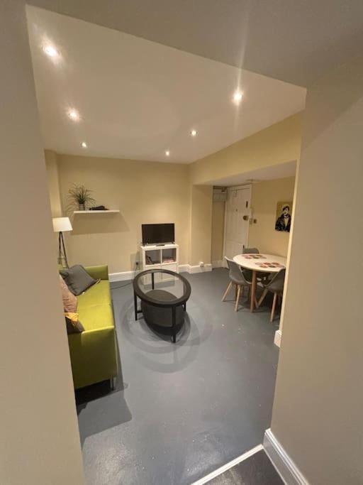 Cosy 1 Bed In Central Available Apartment London