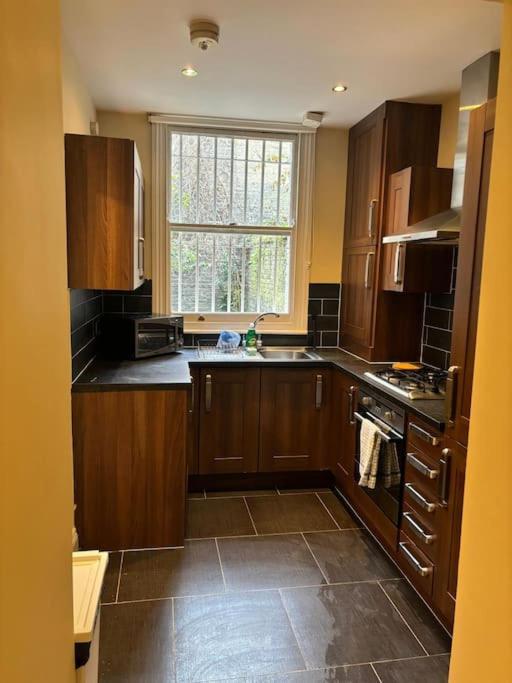 Cosy 1 Bed In Central Available Apartment *