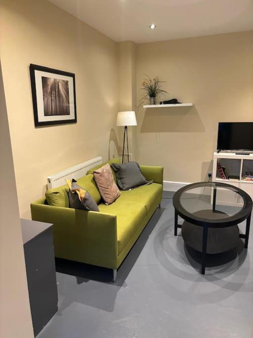 Cosy 1 Bed In Central Available Apartment *