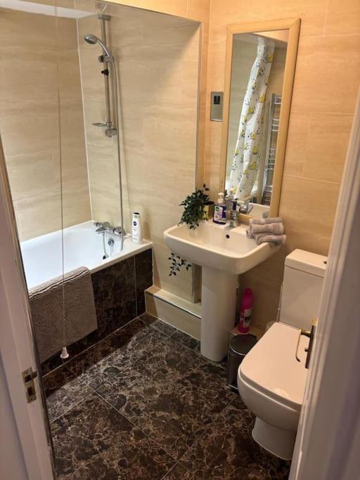 Cosy 1 Bed In Central Available Apartment *