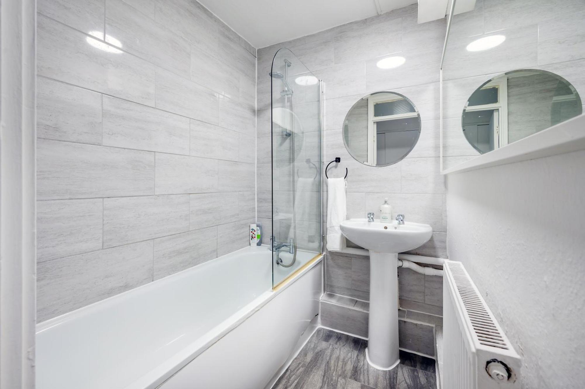 2-bed Flat Near Earls Court *