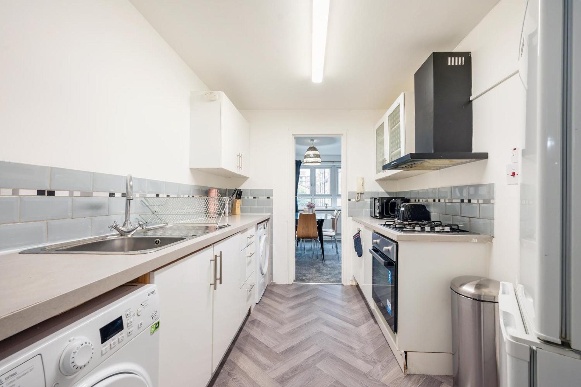 2-bed Flat Near Earls Court * Londra