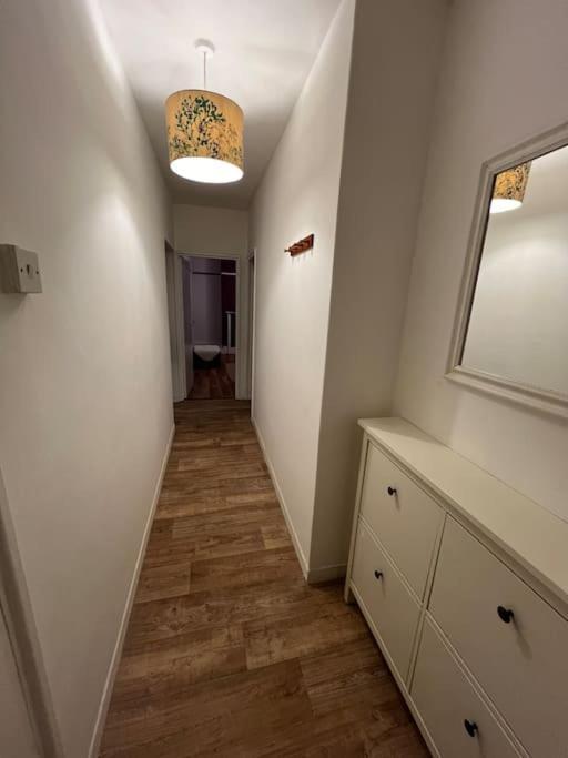 Entire 2 Bed Flat In Apartment London