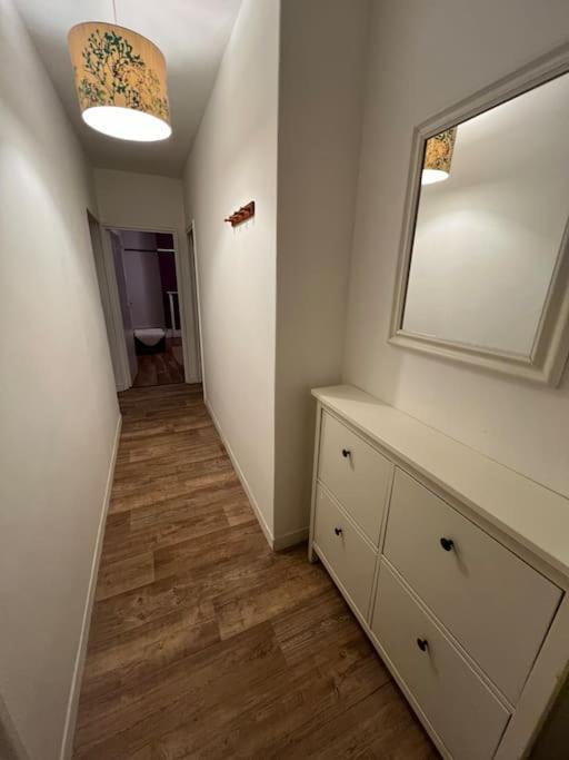 Entire 2 Bed Flat In Apartment *