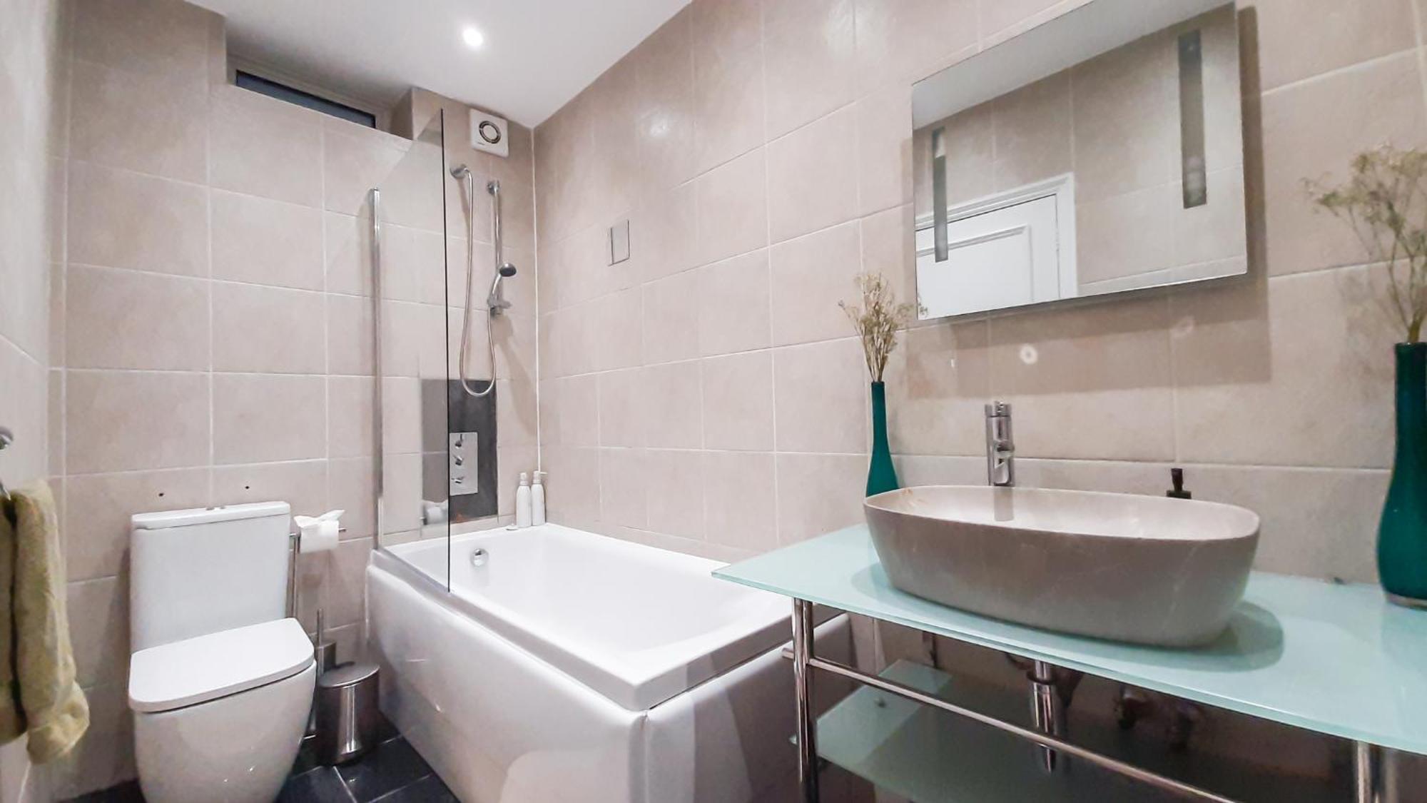 Enchanting 3 Bedroom Flat * Londra