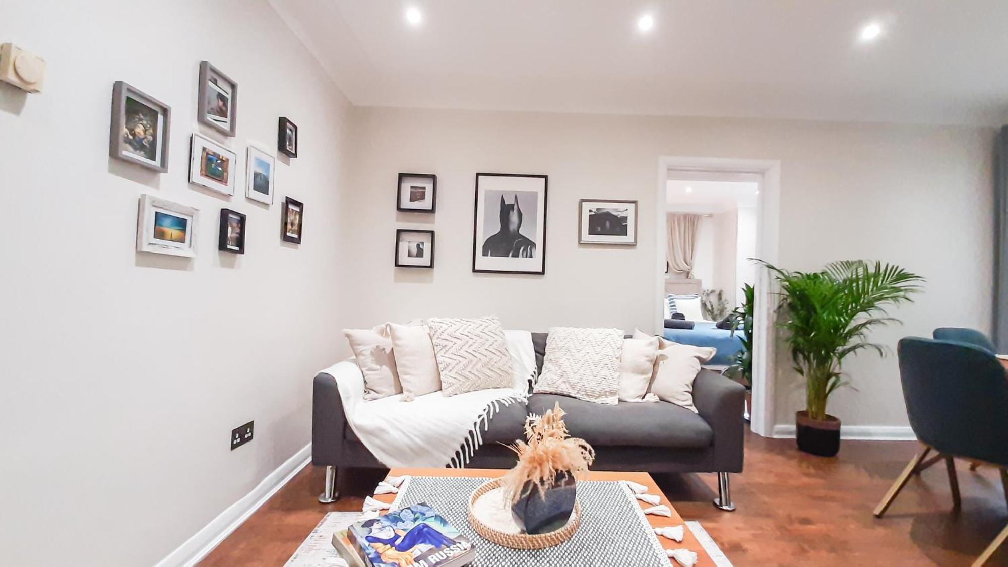 Enchanting 3 Bedroom Flat * Londra