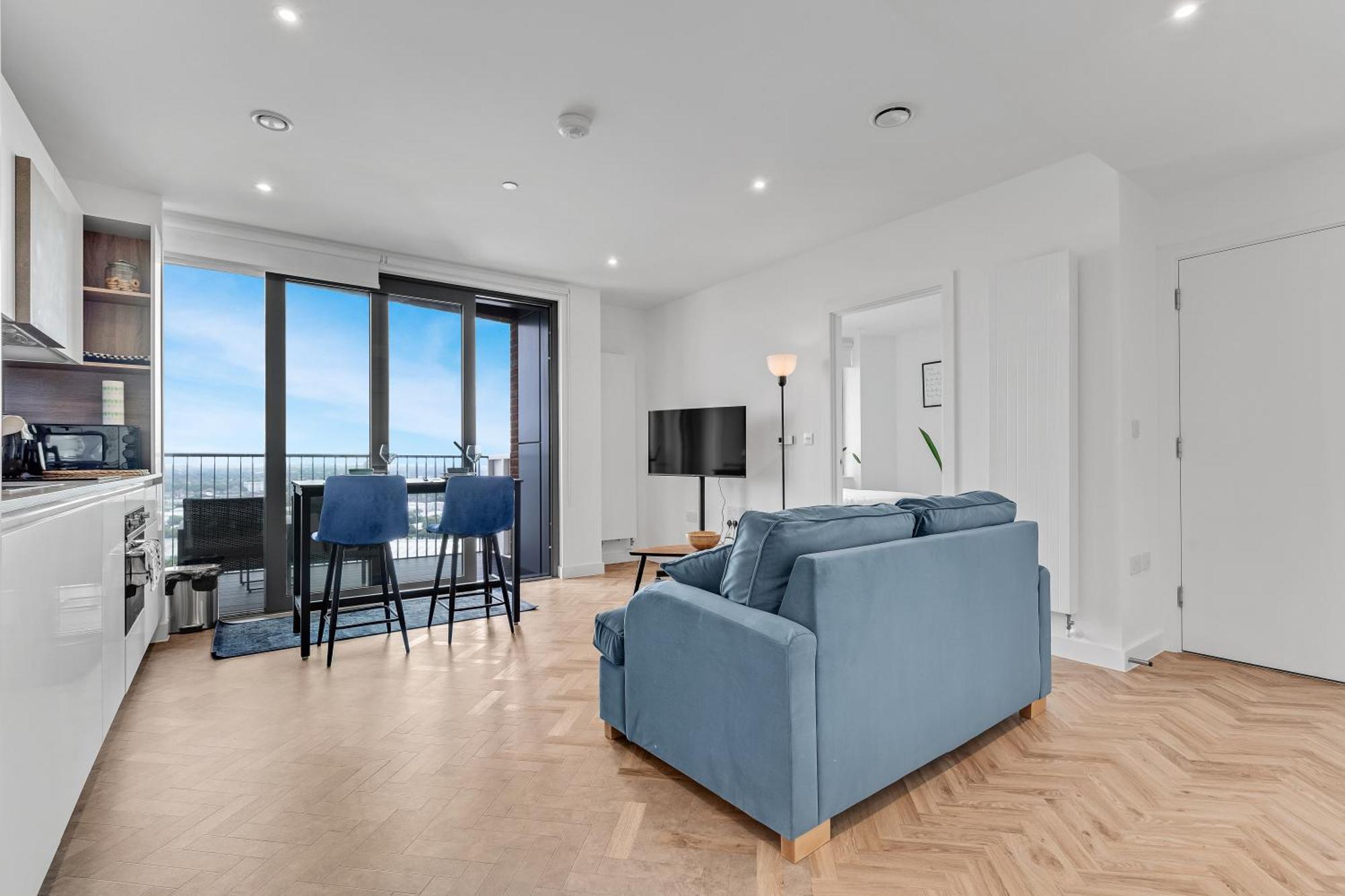 Lovely View Near Floor, 1gb Wifi, Near Canary Wharf, City, Stratford, Free Coffee, Snacks, Milk Apartment *