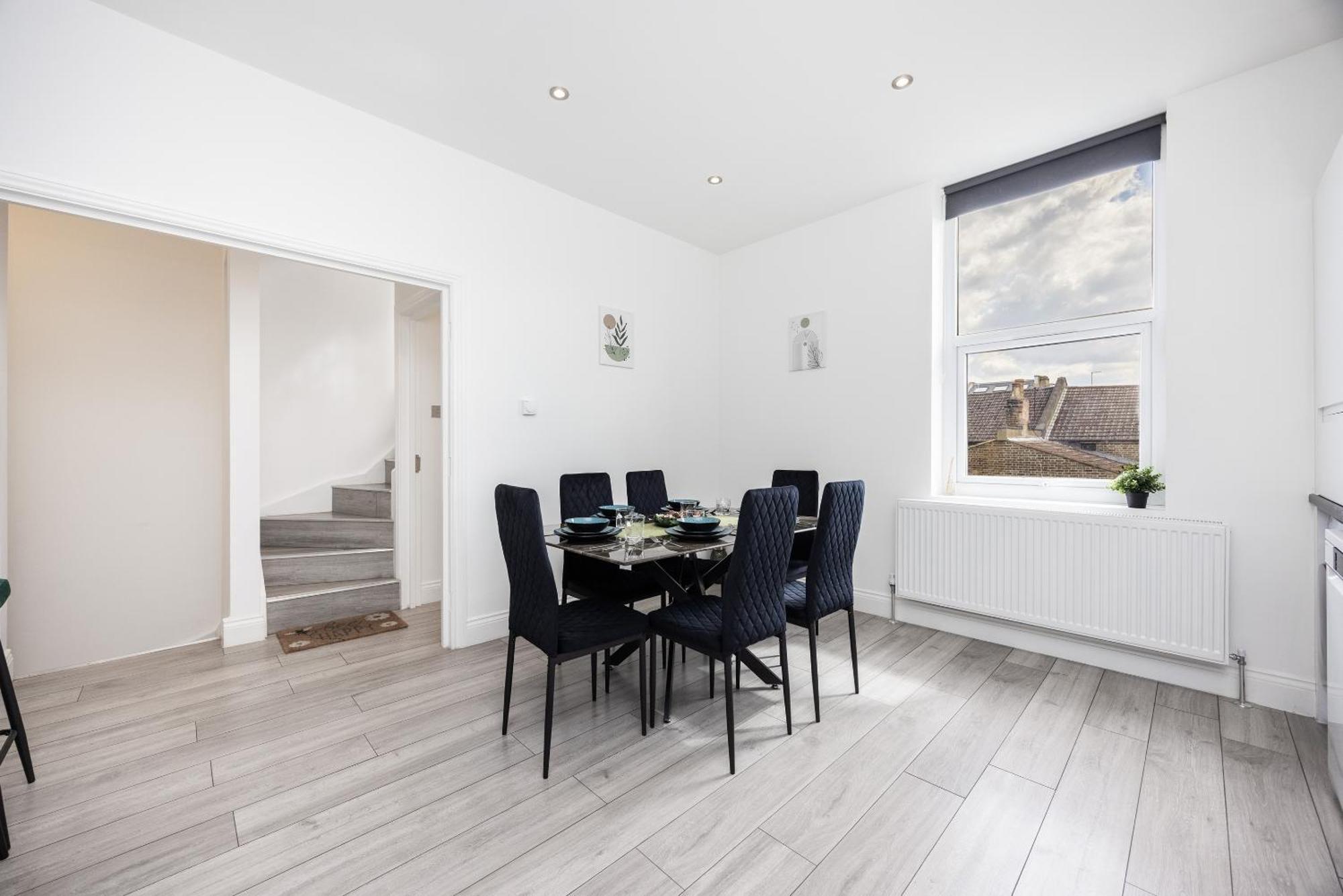 Appartement Beautiful 3-bed In Shepherd's Bush Londen