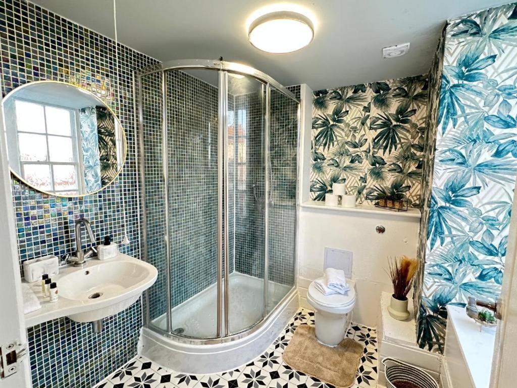 Edgware Road Three Bedroom *