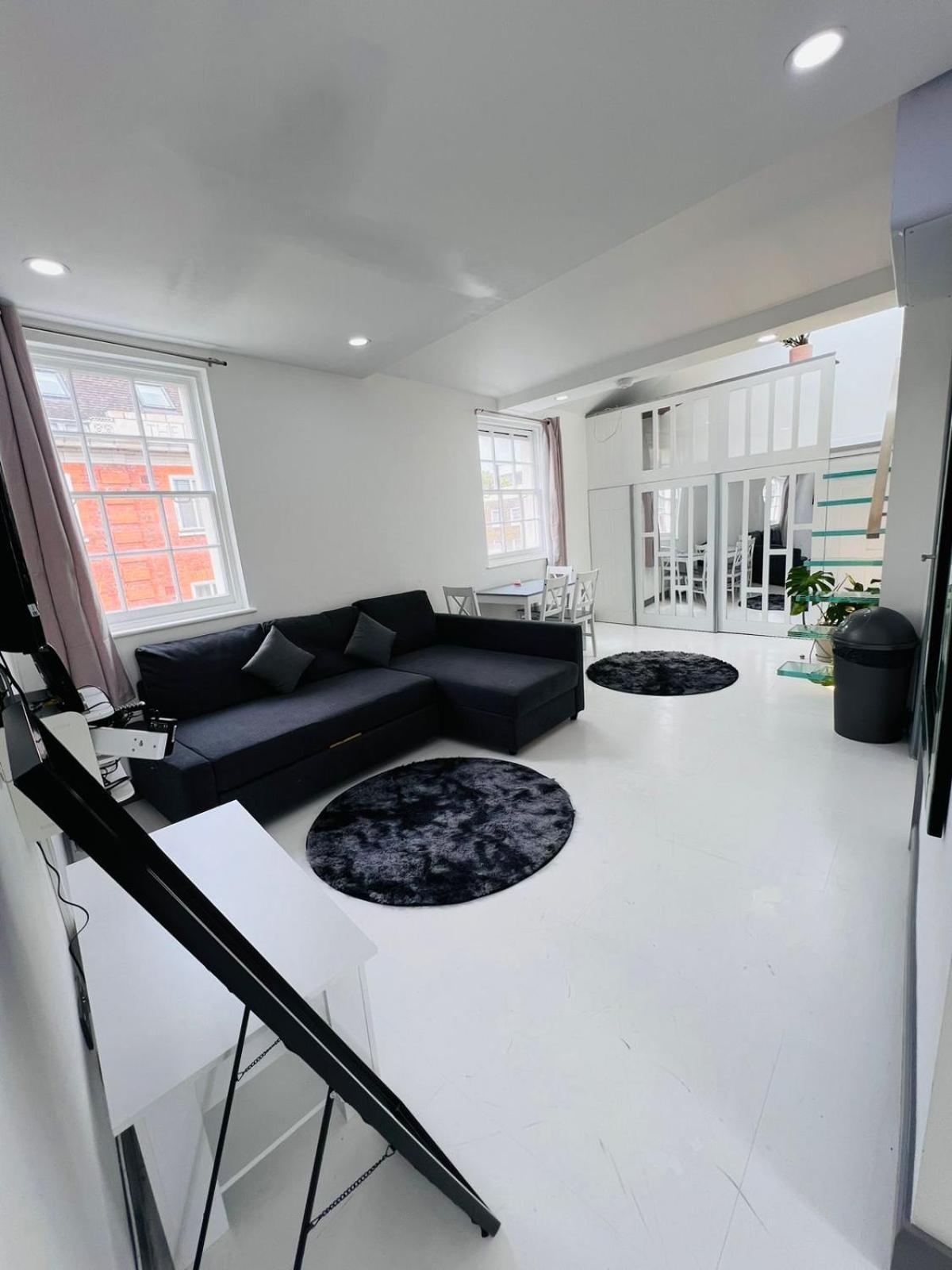 Nice Flat Near Church Street * London
