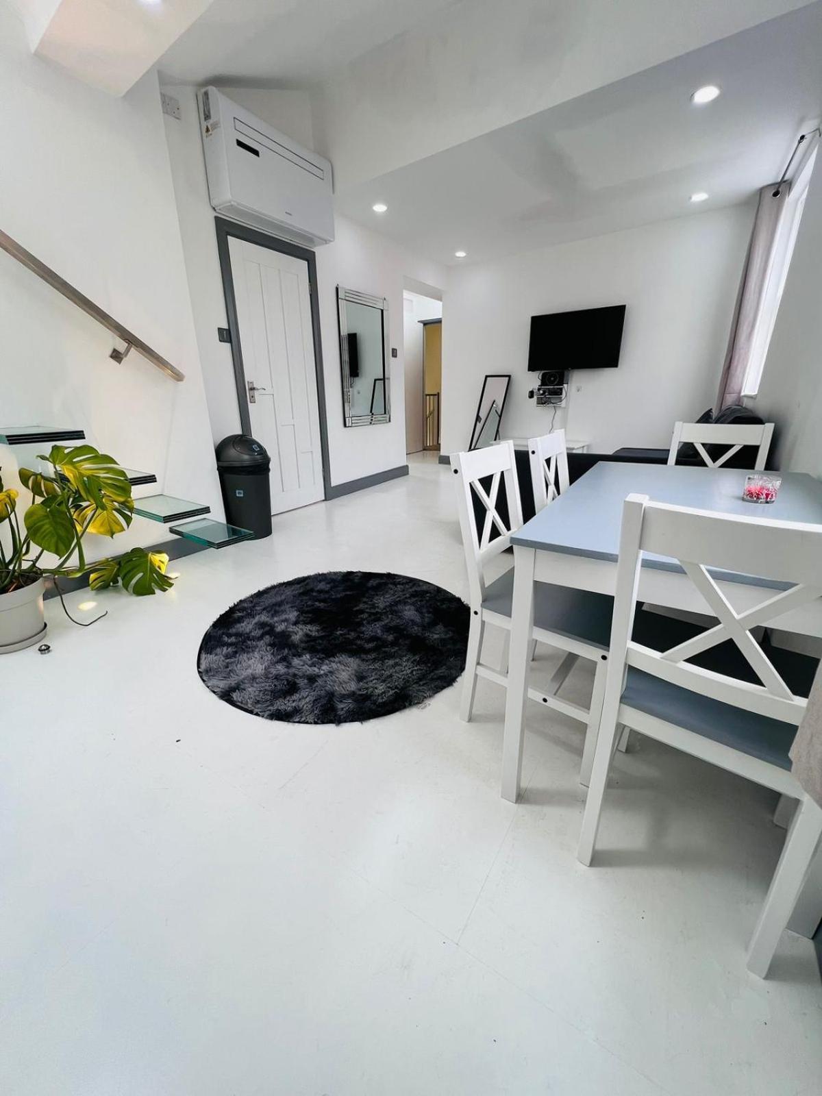 Nice Flat Near Church Street London