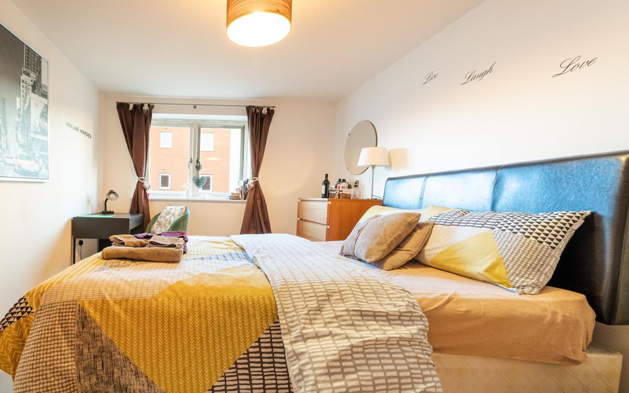Homestay Modern Lovely Bedroom Close To Stations In East London, Zone 2 *
