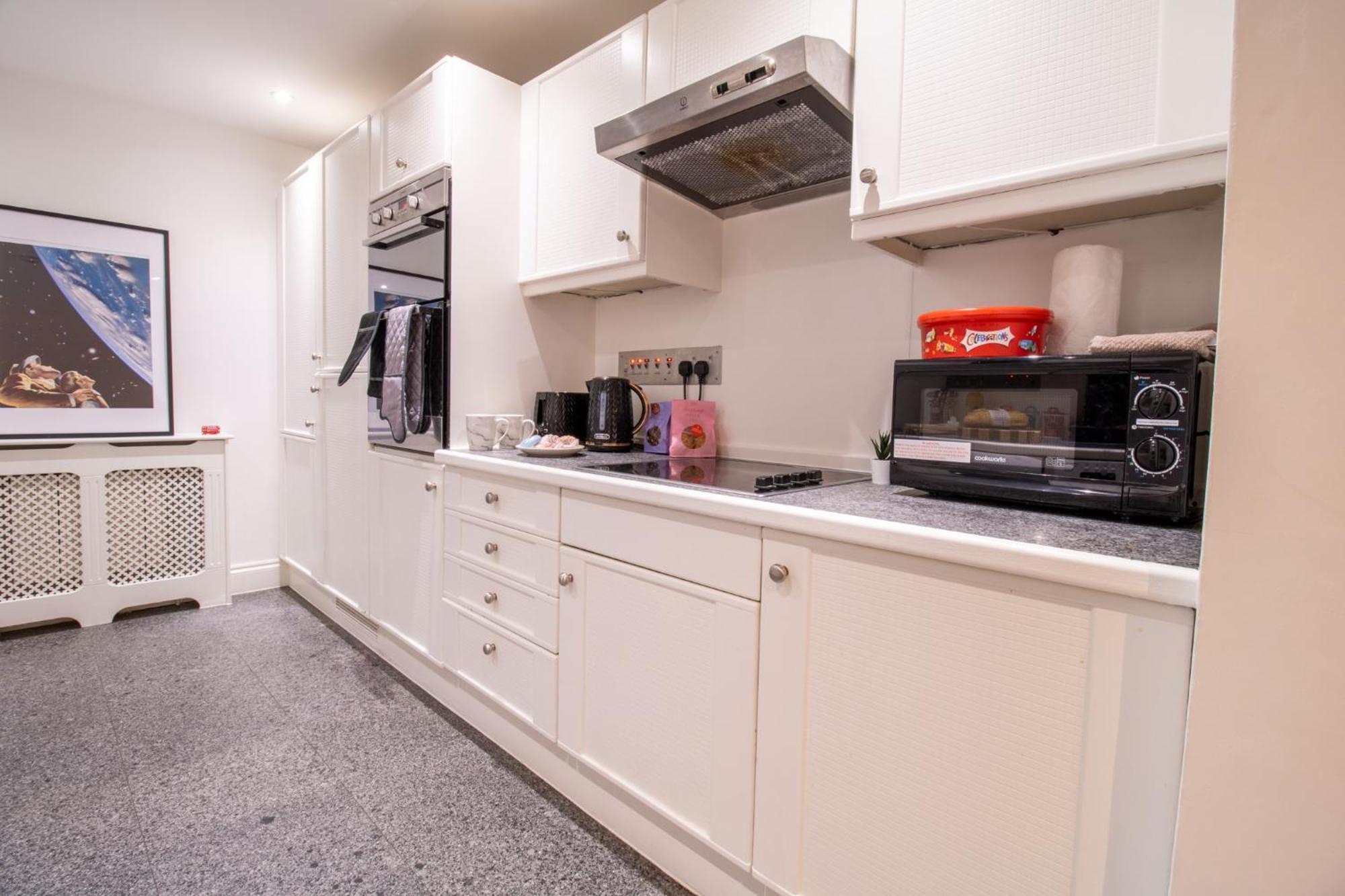 Spacious 2 Bedroom Flat With Pool Table Opposite Green Park 7 Apartment