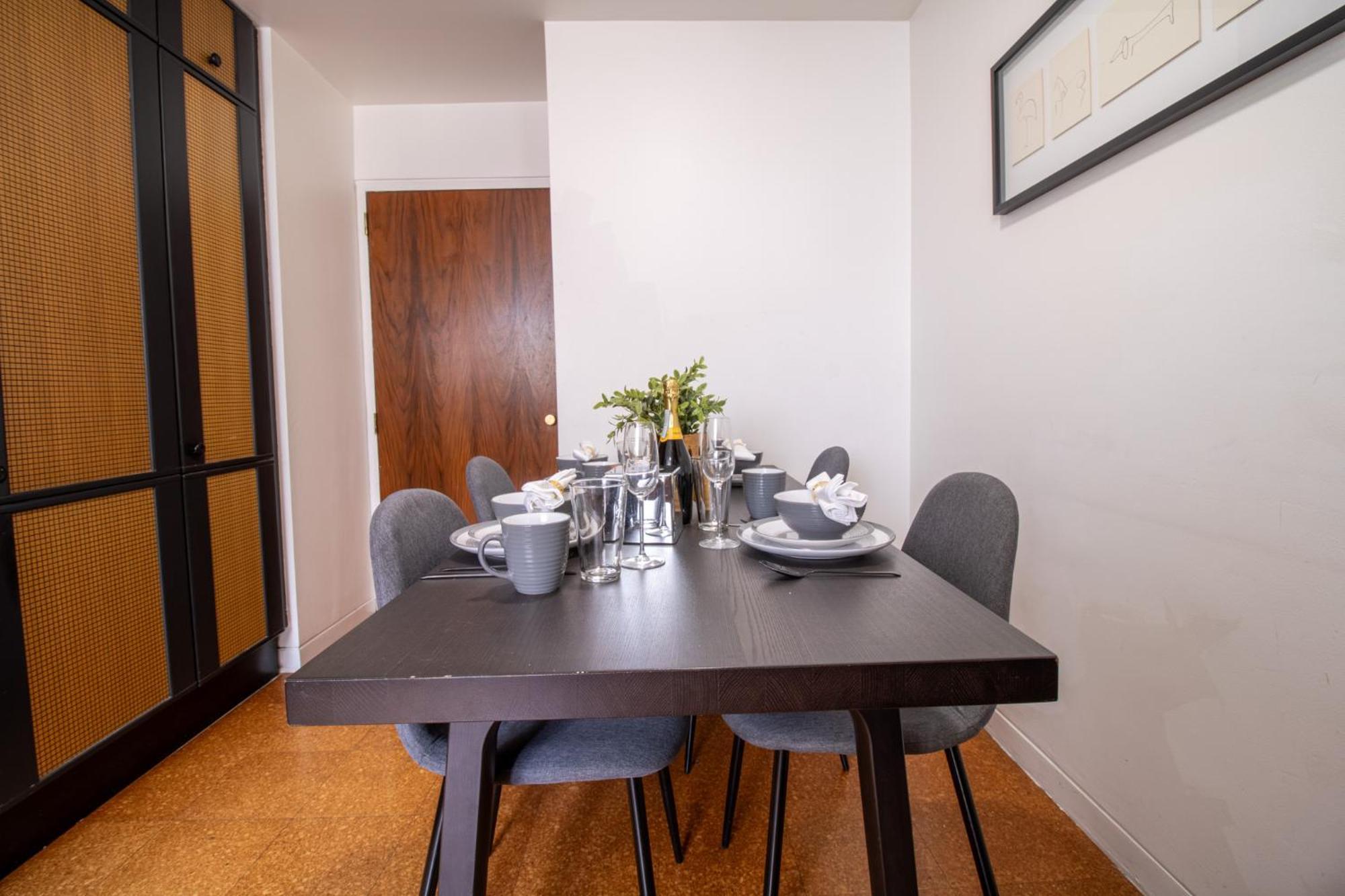 Leilighet Spacious 2-bedroom In Piccadilly 6100p *