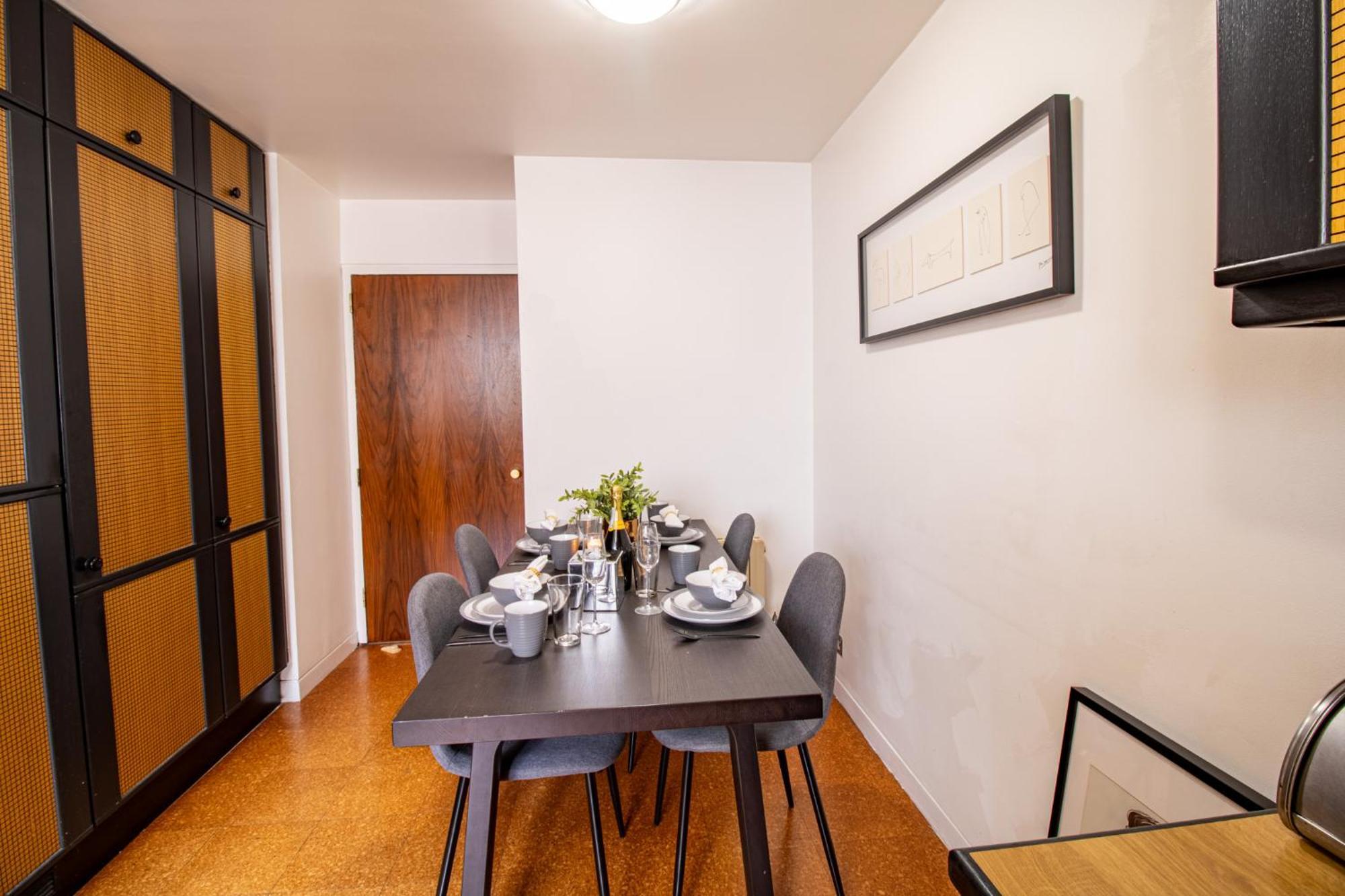 Spacious 2-bedroom In Piccadilly 6100p Leilighet *