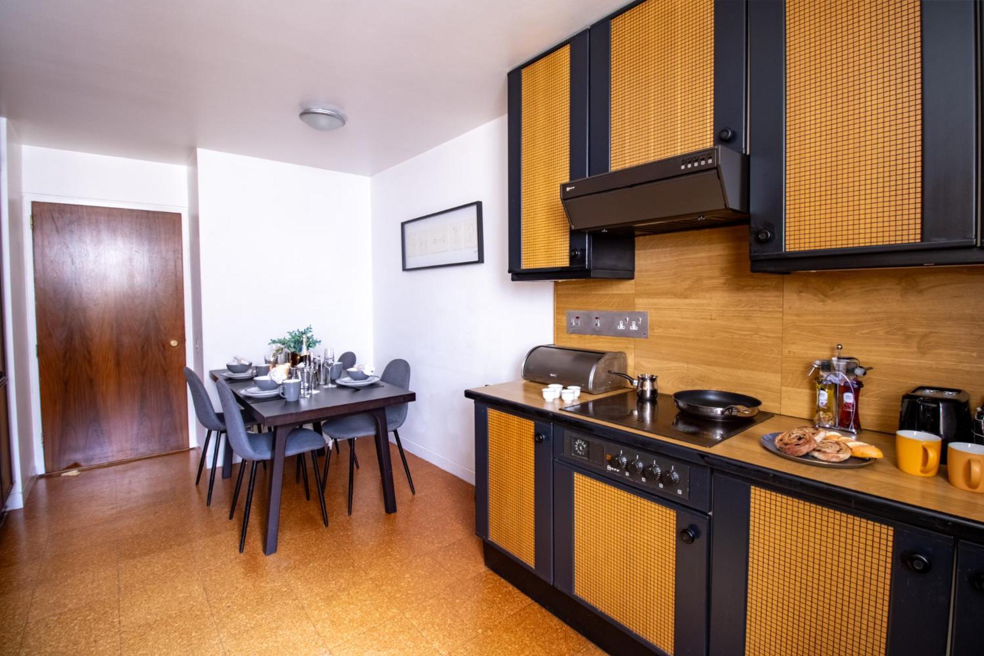 Leilighet Spacious 2-bedroom In Piccadilly 6100p London
