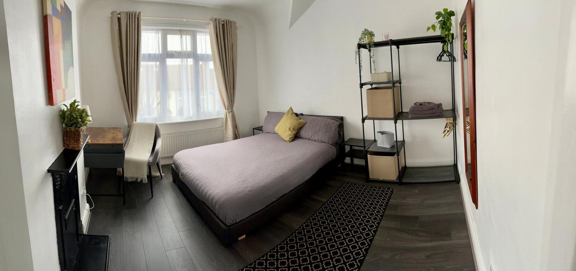 Modern Four Bedroom Semi-detached House With Off Street Parking 8 Min Drive To Wembley Stadium, 5 Miles To Ferienhaus