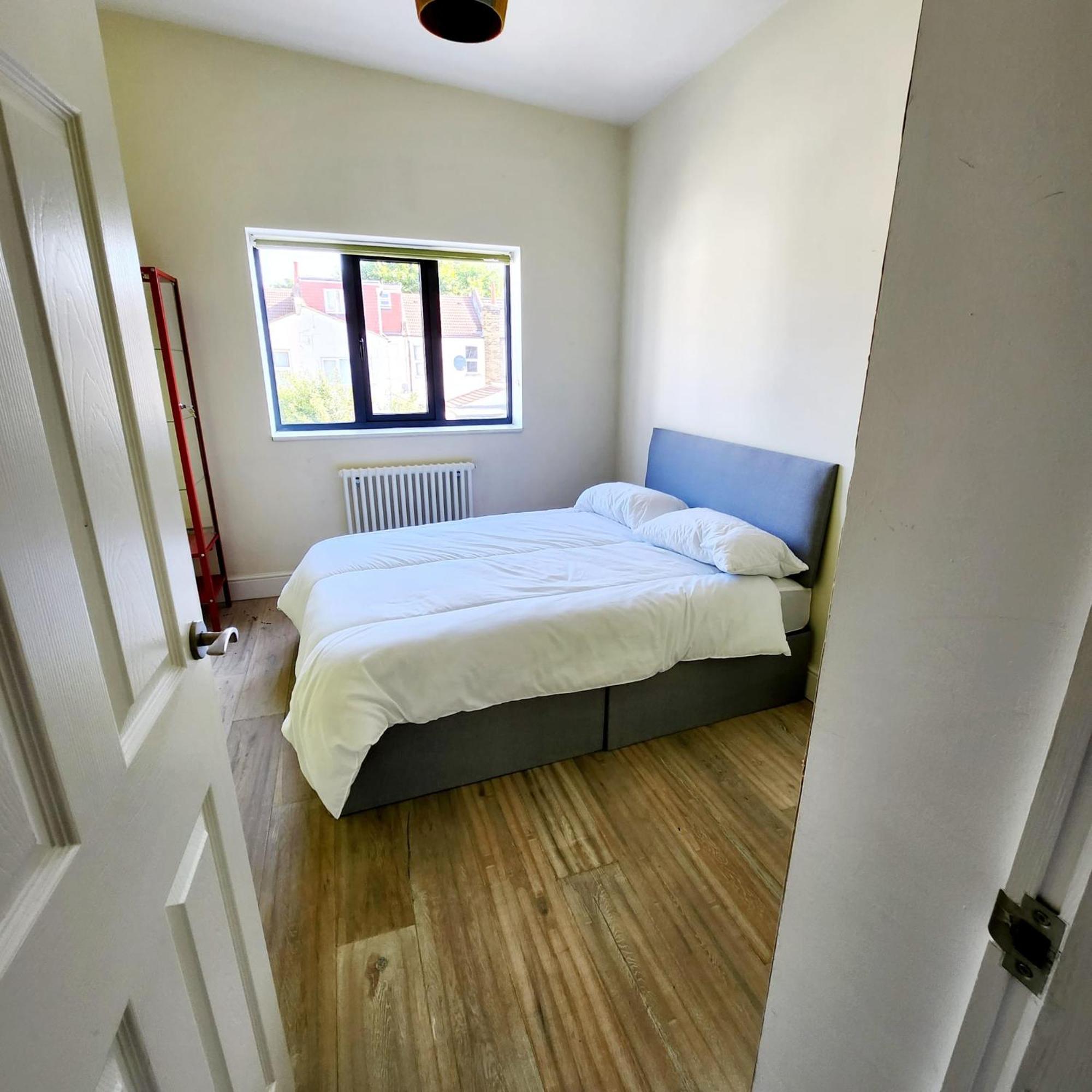 Contemporary 3 Bed House With Spacious Garden Close To Stratford & Canary Wharf Accommodatie bij particulieren *