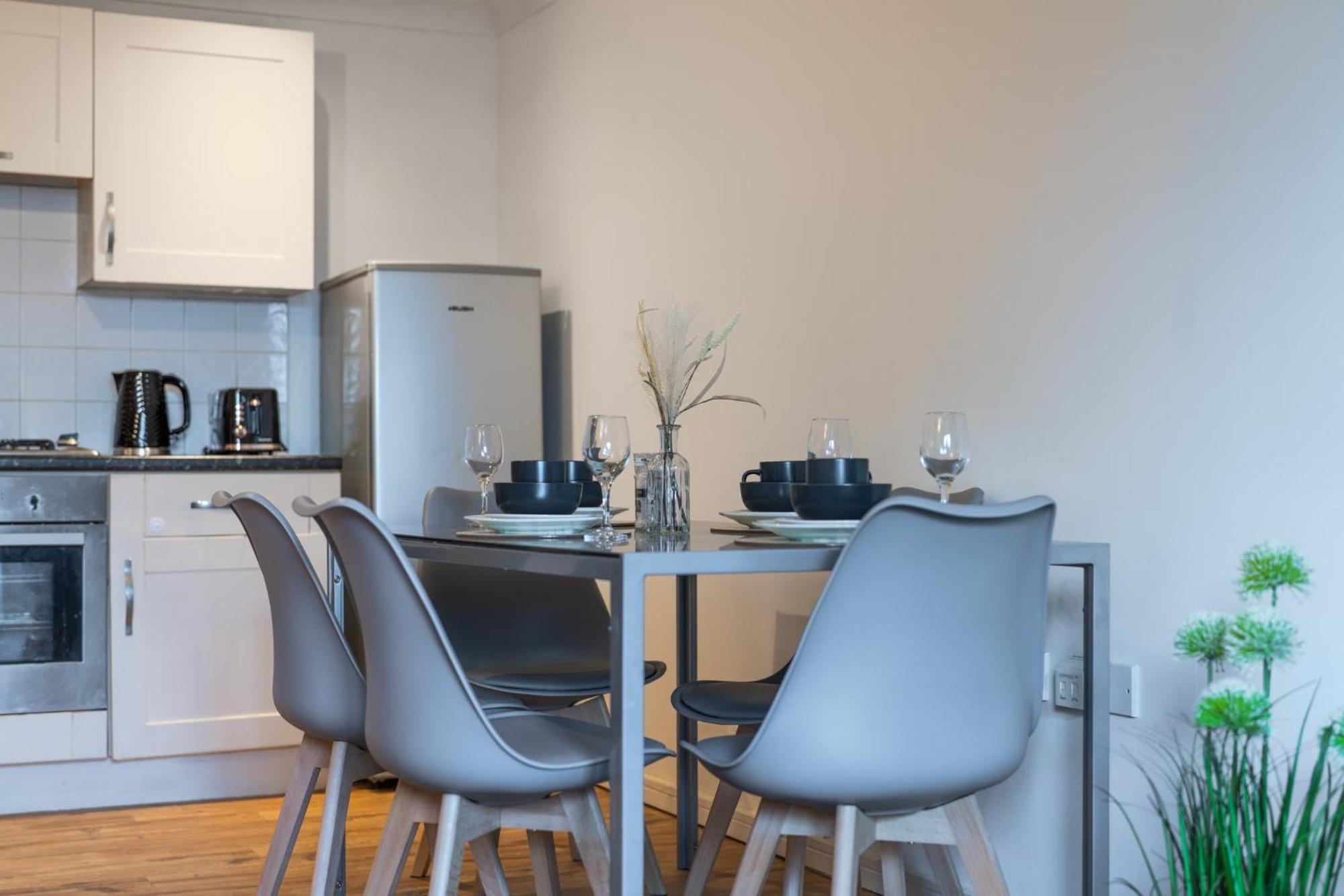 Appartamento London*stamfordhill *2br*sleeps 5*2 Tube Lines*contractors*relocation