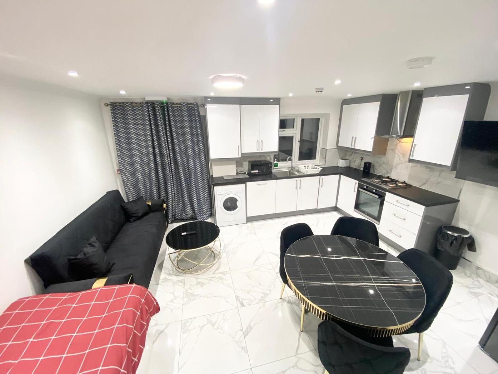 The Royal Boutique Regent By , Sleep 8 Londra