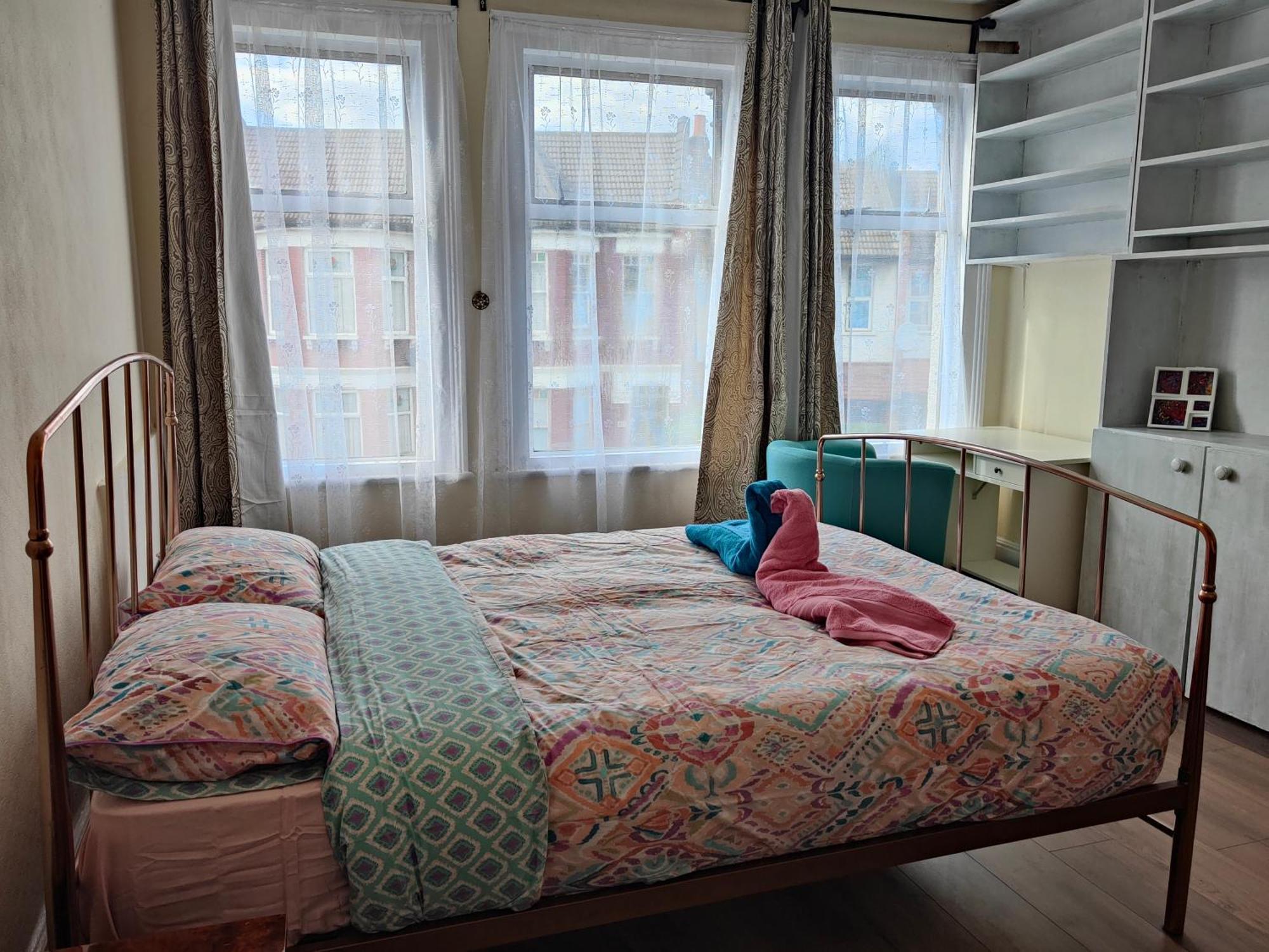 Elegant King Bed Get Away London