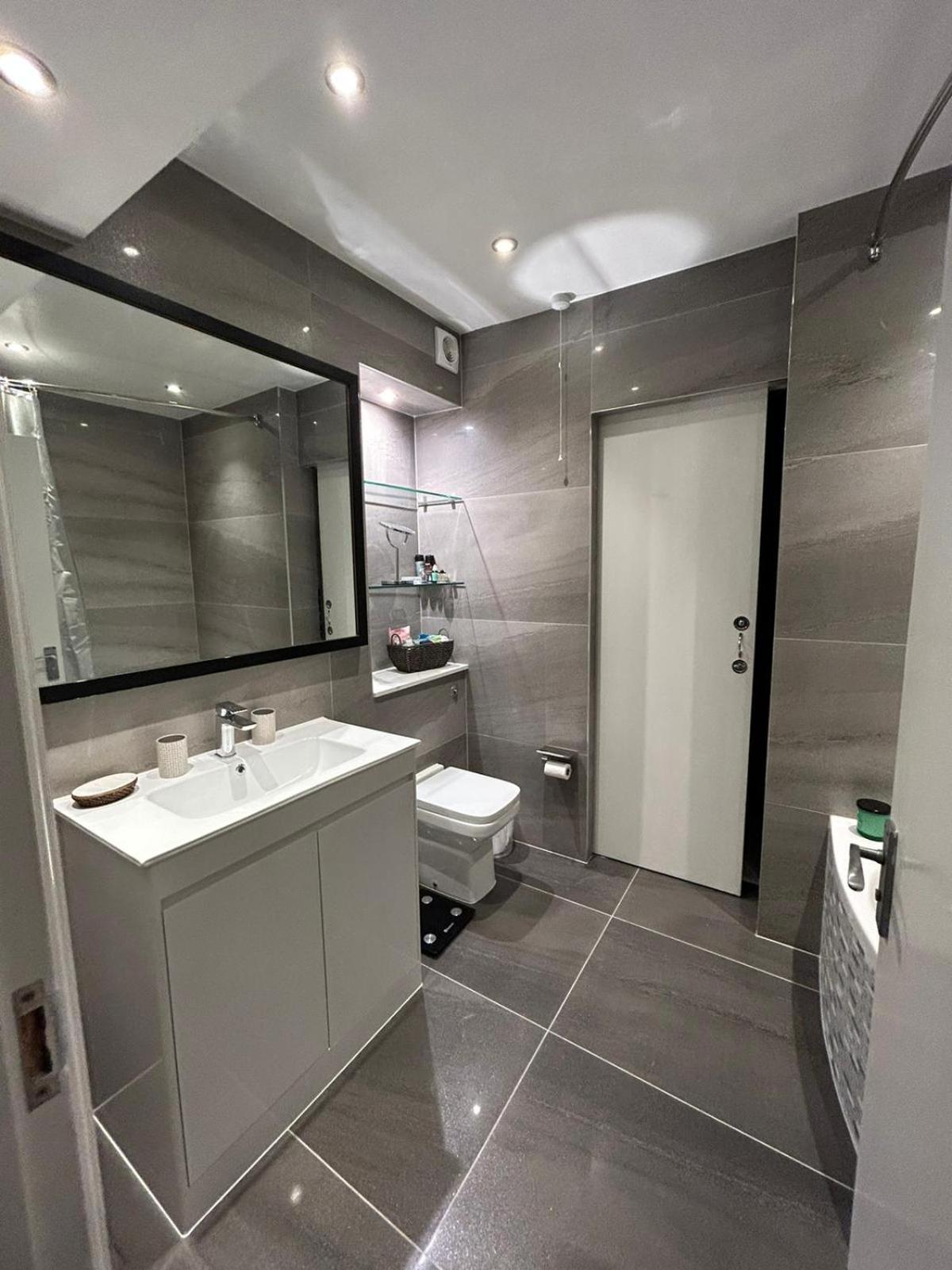 Woodsford Sq - Private Parking London