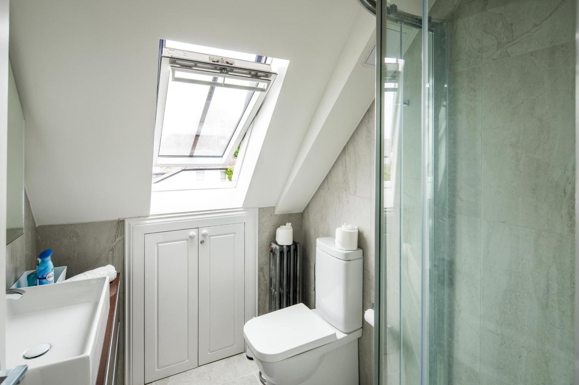 Sleek And Stylish 1bd W/ Balcony, Hammersmith * Londres