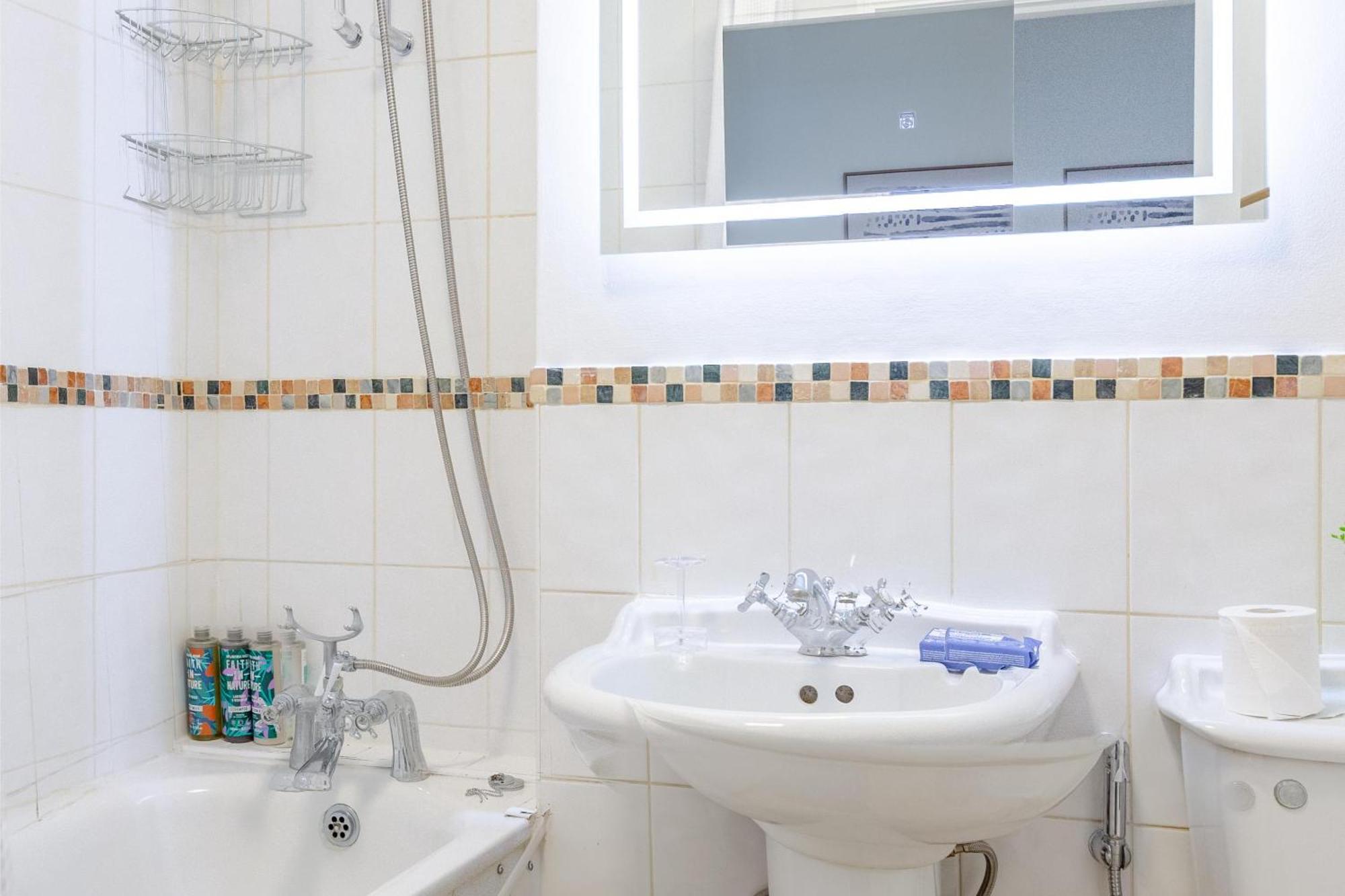 Refurbished Kensington With Balcony Near Tube Lägenhet *