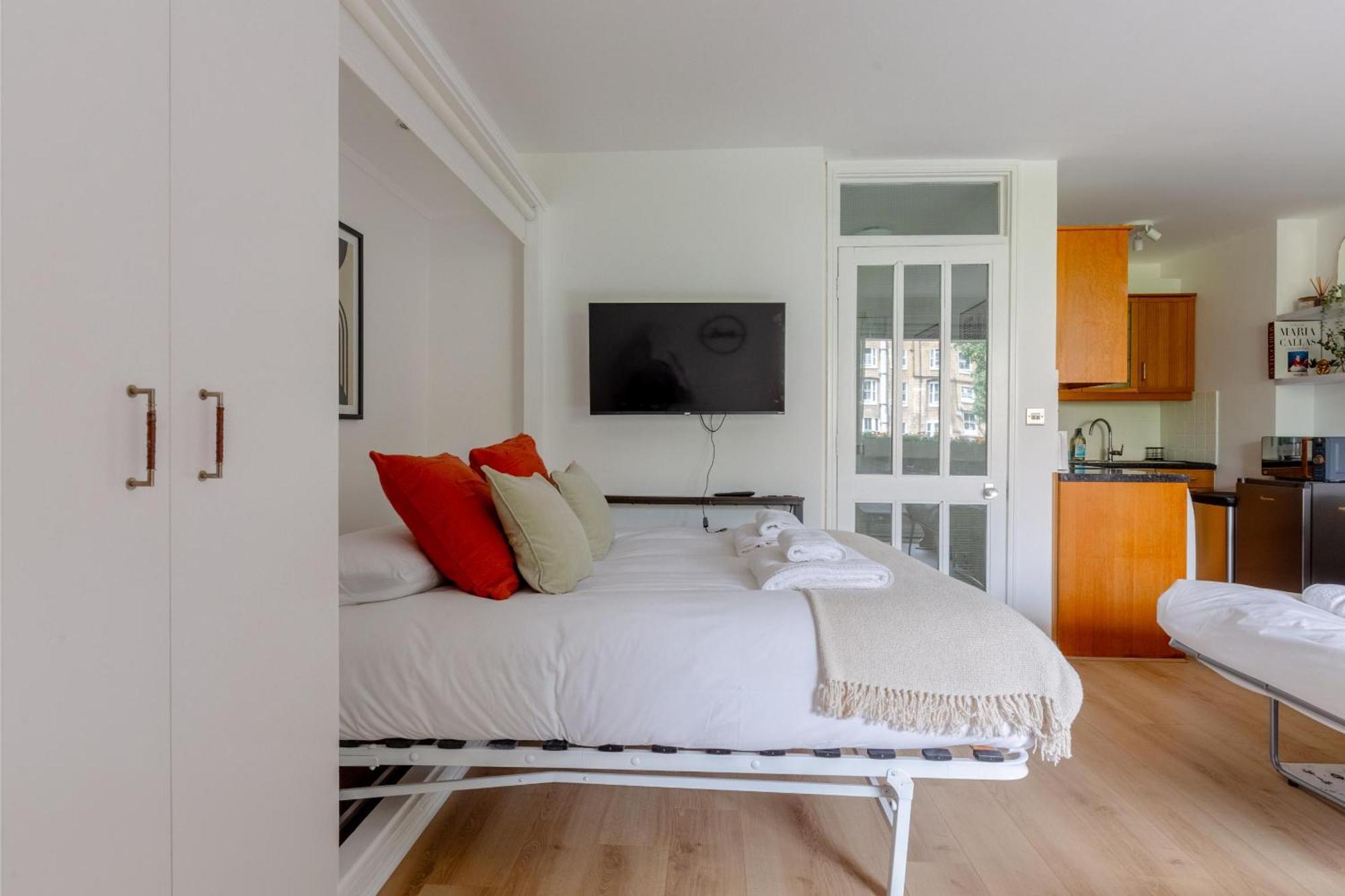 Refurbished Kensington With Balcony Near Tube Lägenhet London