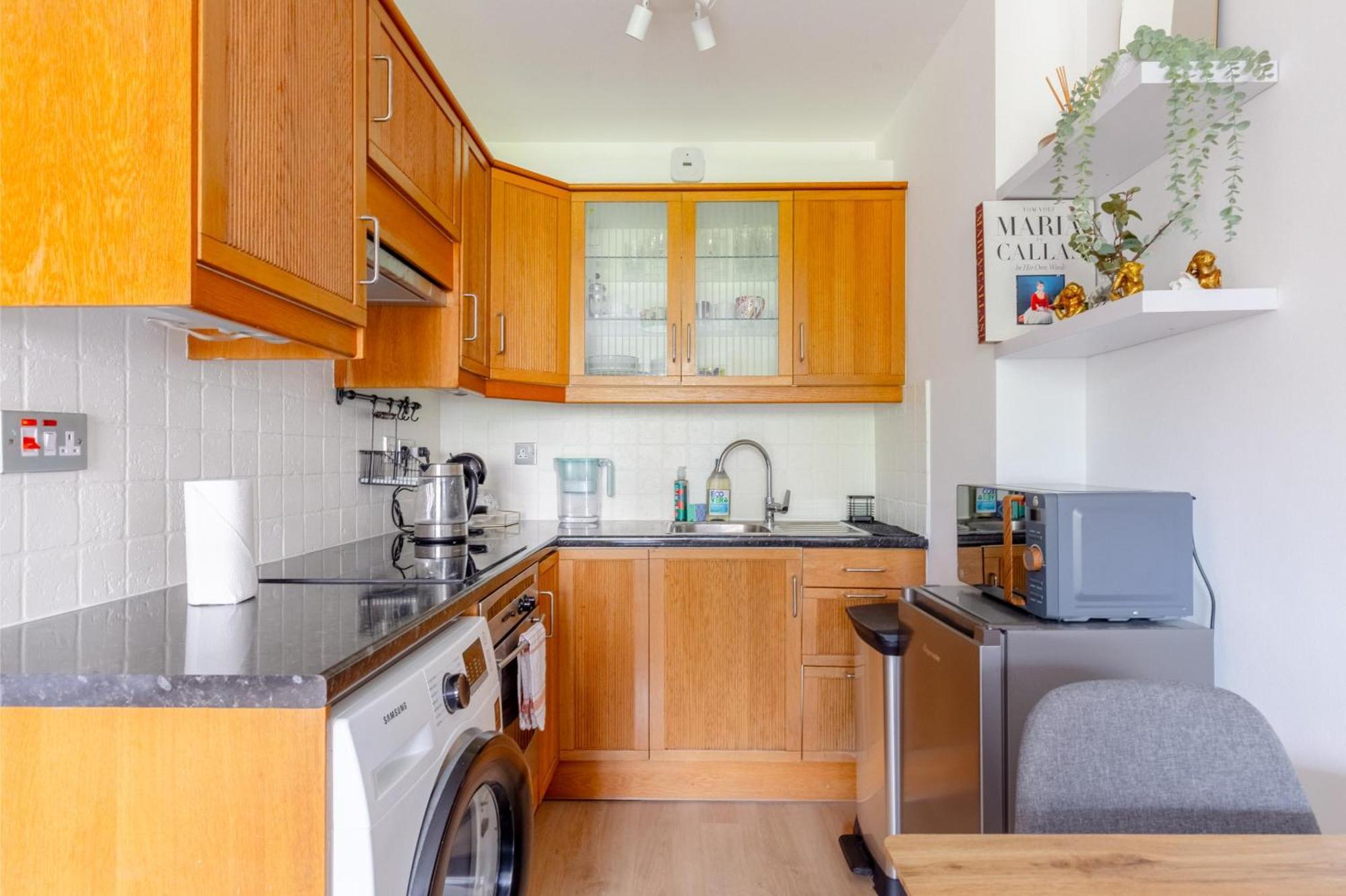 Refurbished Kensington With Balcony Near Tube Lägenhet London