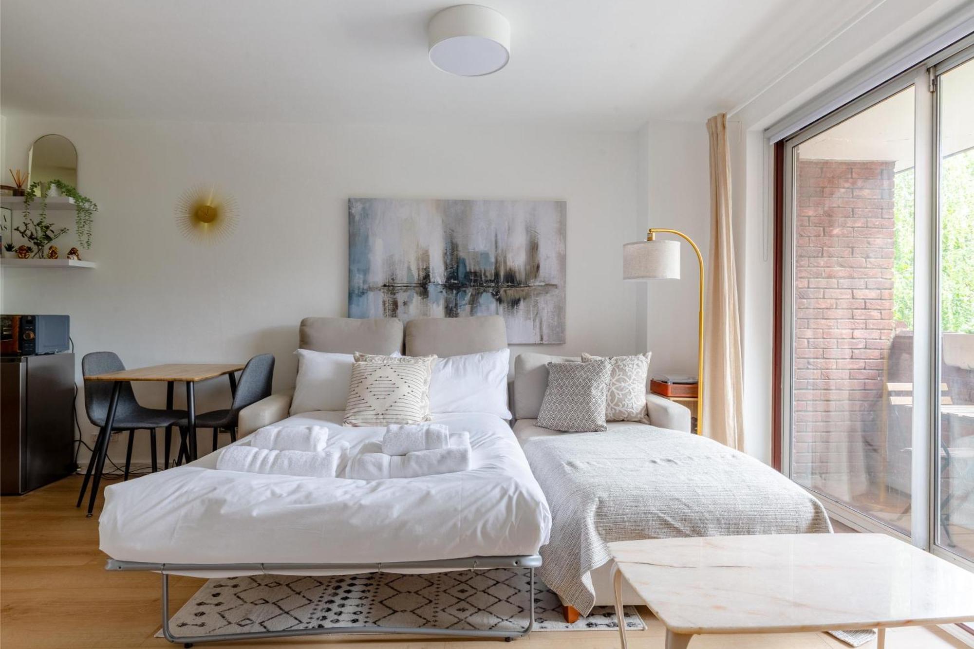 Refurbished Kensington With Balcony Near Tube Lägenhet London