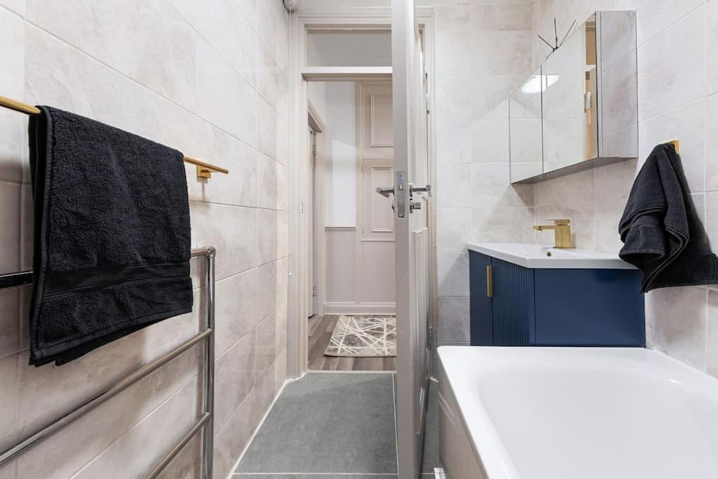 Brand New 3 Bedroom Flat In Apartment London