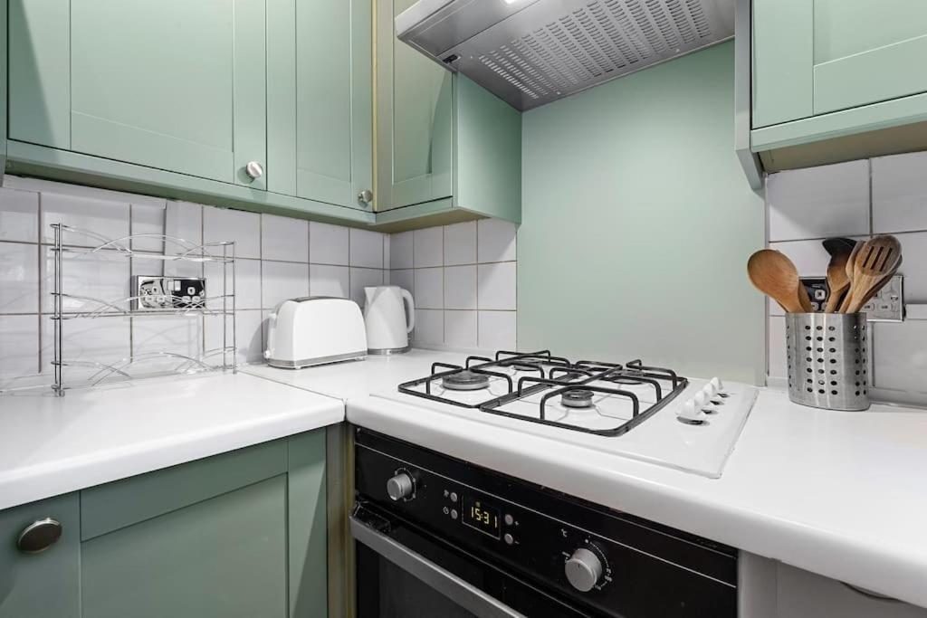 Brand New 3 Bedroom Flat In Apartment *