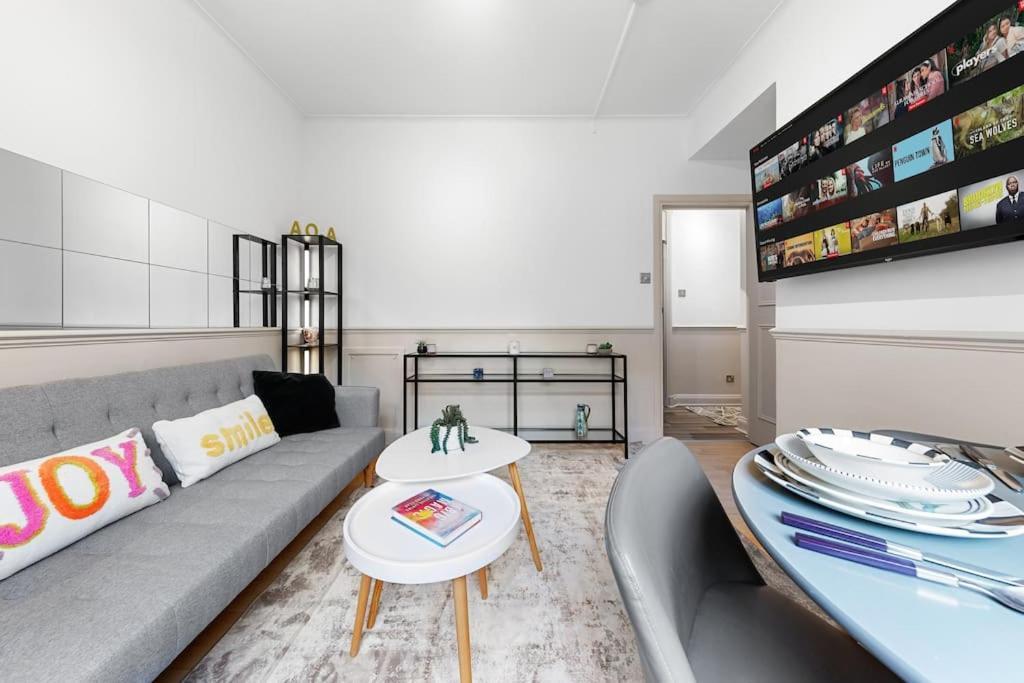 Brand New 3 Bedroom Flat In Apartment London
