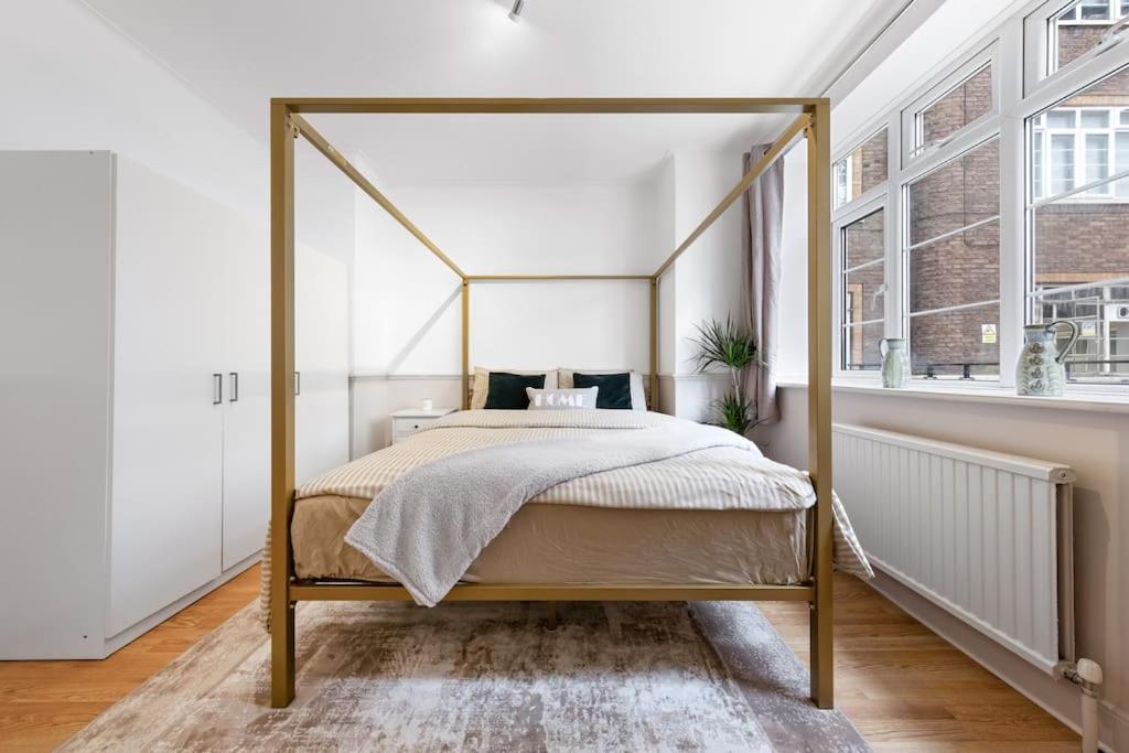 Brand New 3 Bedroom Flat In Apartment *