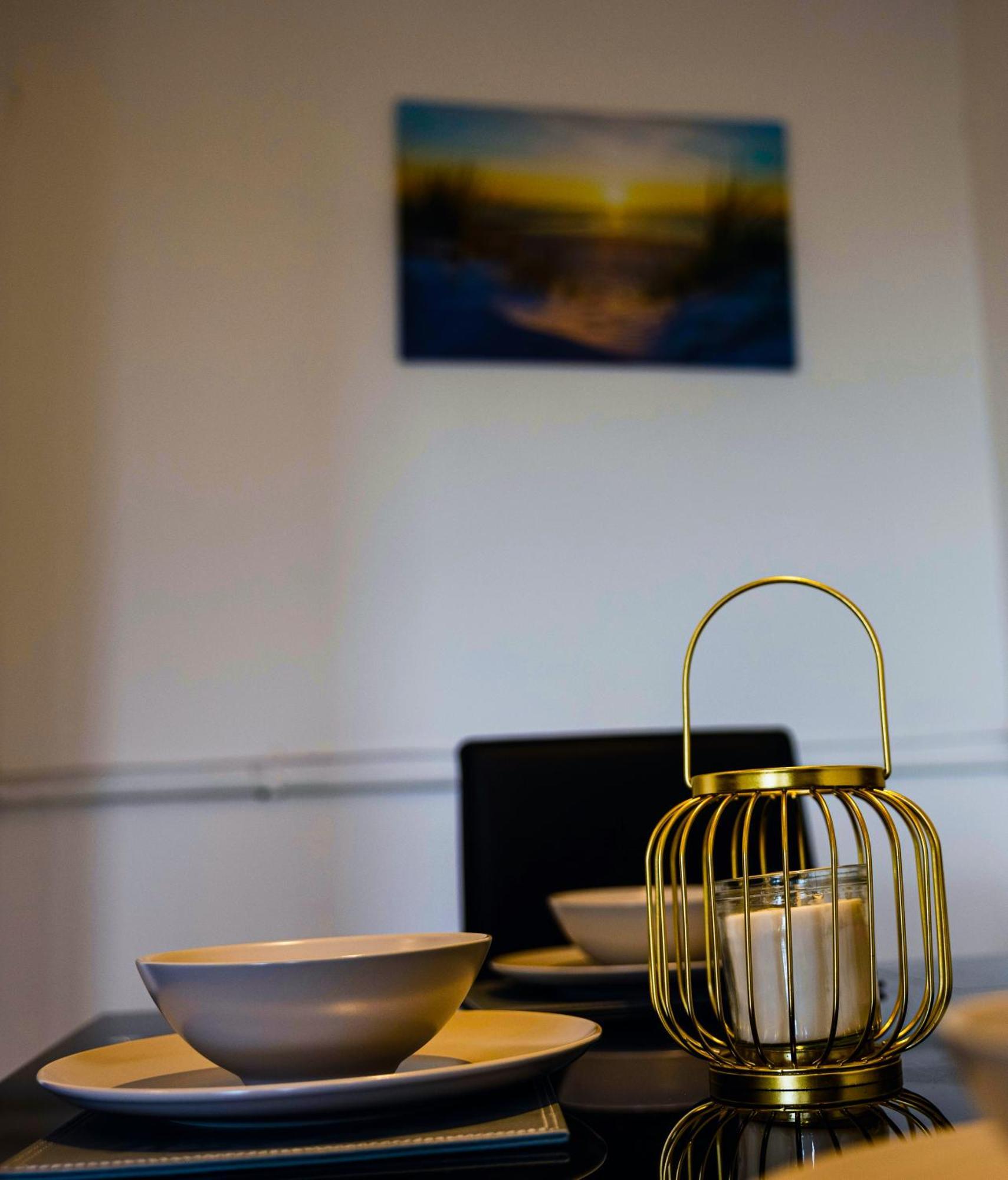 2 Bedrooms-6guests-veryspacious-freeparking-wifi Apartment