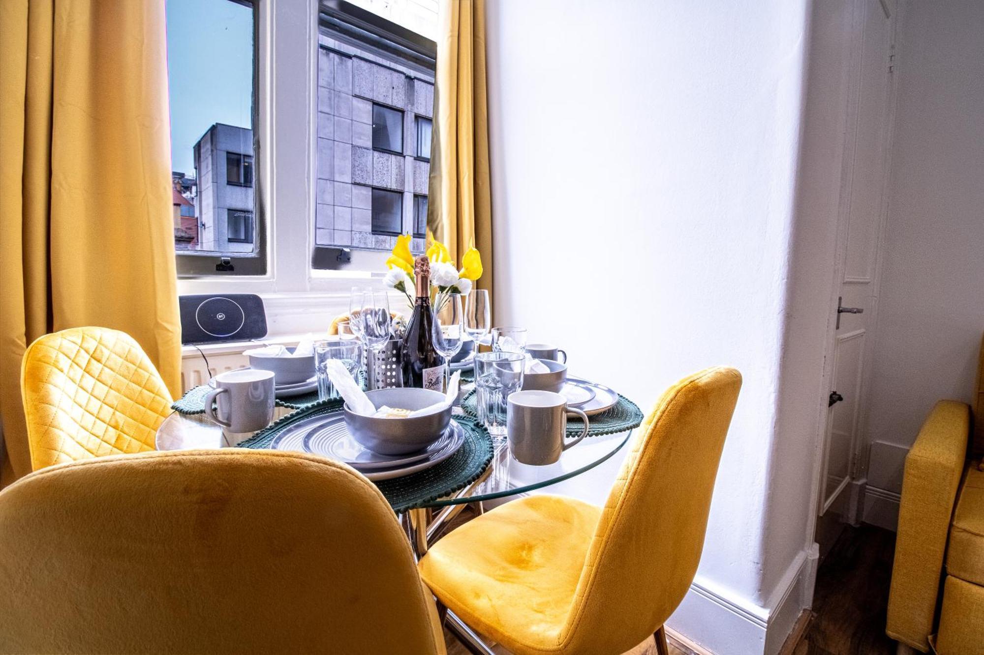 Luxurious On Oxford Street Apartment *