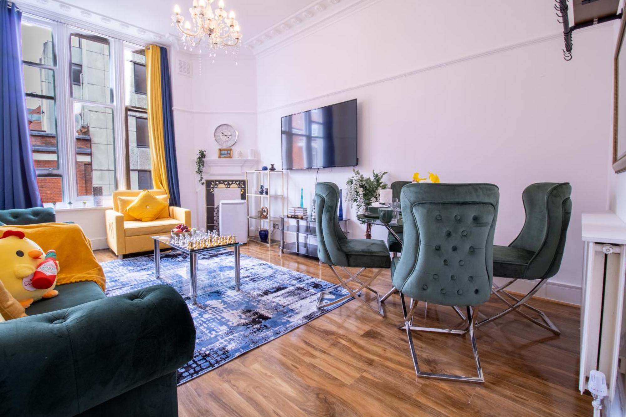 Luxurious On Oxford Street Apartment