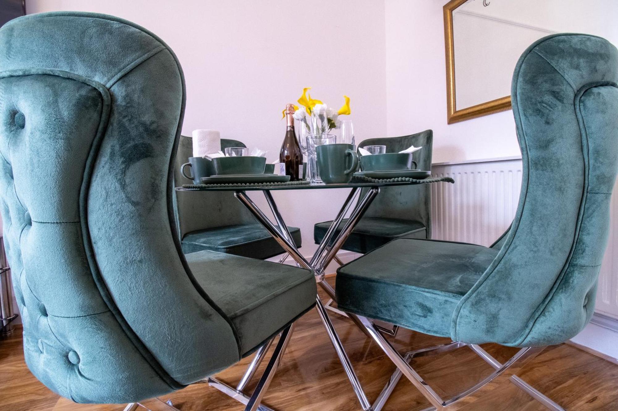 Luxurious On Oxford Street Apartment *