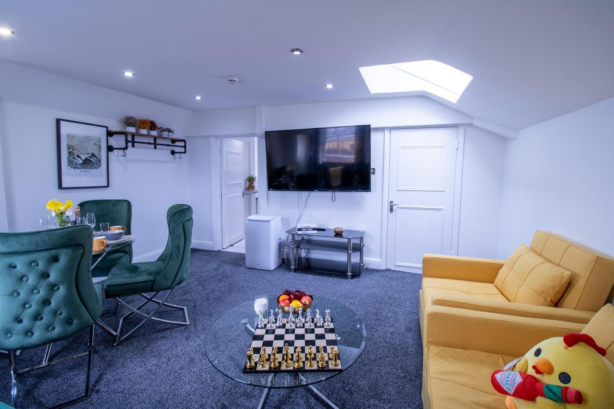 Luxurious On Oxford Street Apartment