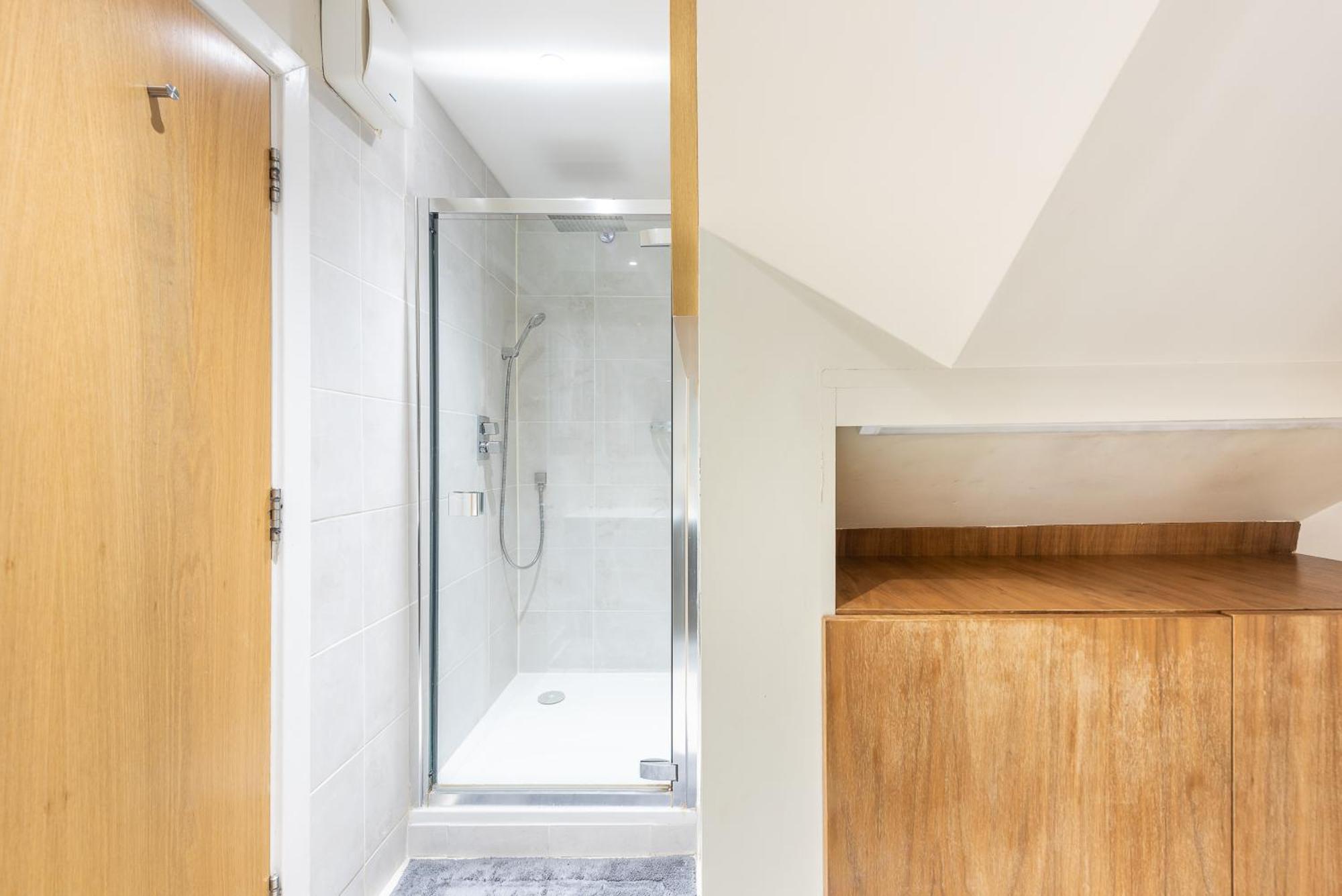 Moments From Hyde Park & Notting Hill With Free Luggage Storage And Washing Machine Londen