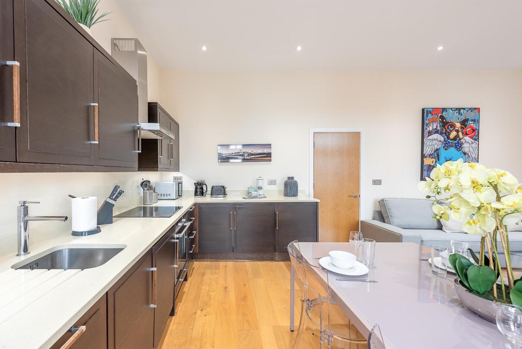 Moments From Hyde Park & Notting Hill With Free Luggage Storage And Washing Machine Londen