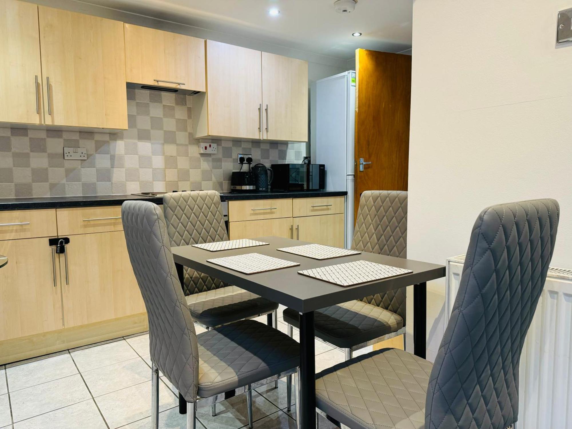 Lägenhet Falcon - 2 Bedroom Ground Floor Flat In *