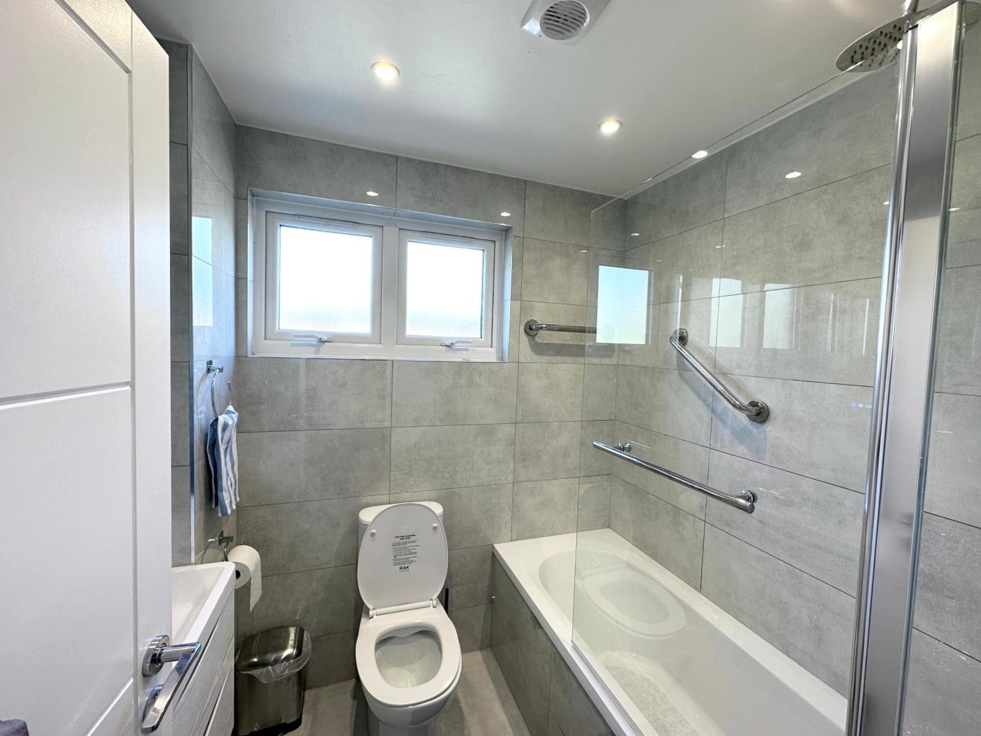 Newly Renovated Bedrooms Near Train And Bus Station Londen